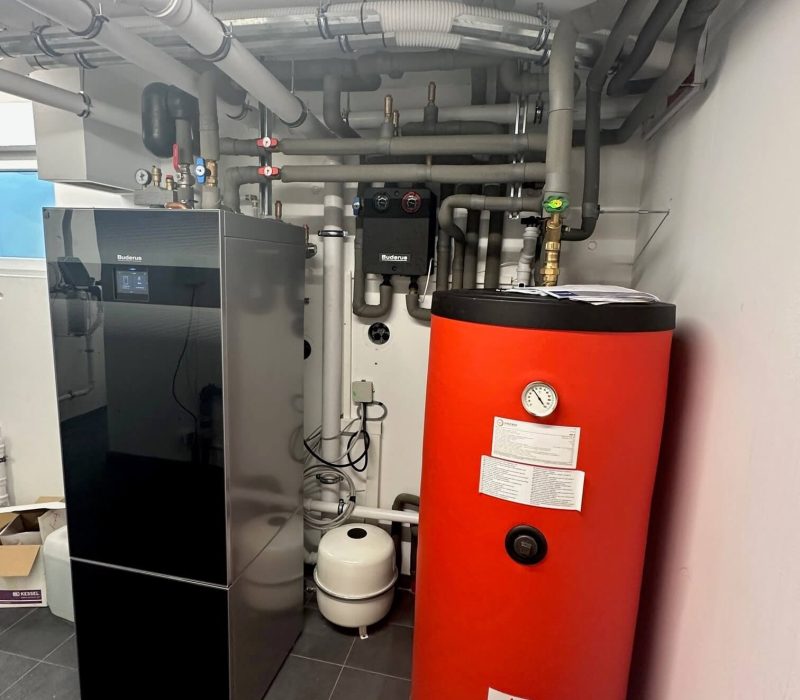 Heizungsbau-einer-Grundwasser-Waermepumpe-in-einem-Neubau-im-Raum-Oberhaching