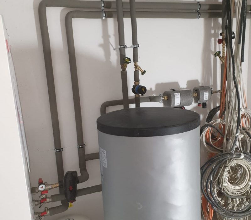 Montag-einer-Luft-Wasser-Wärmepumpe-in-einem-Neubau-in-München-Pasing-01