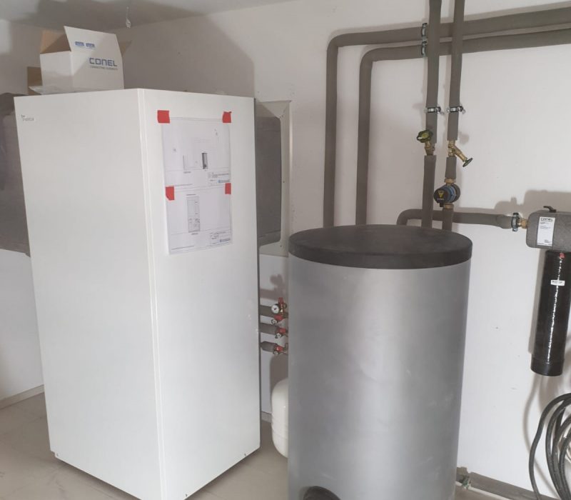 Montag-einer-Luft-Wasser-Wärmepumpe-in-einem-Neubau-in-München-Pasing-02