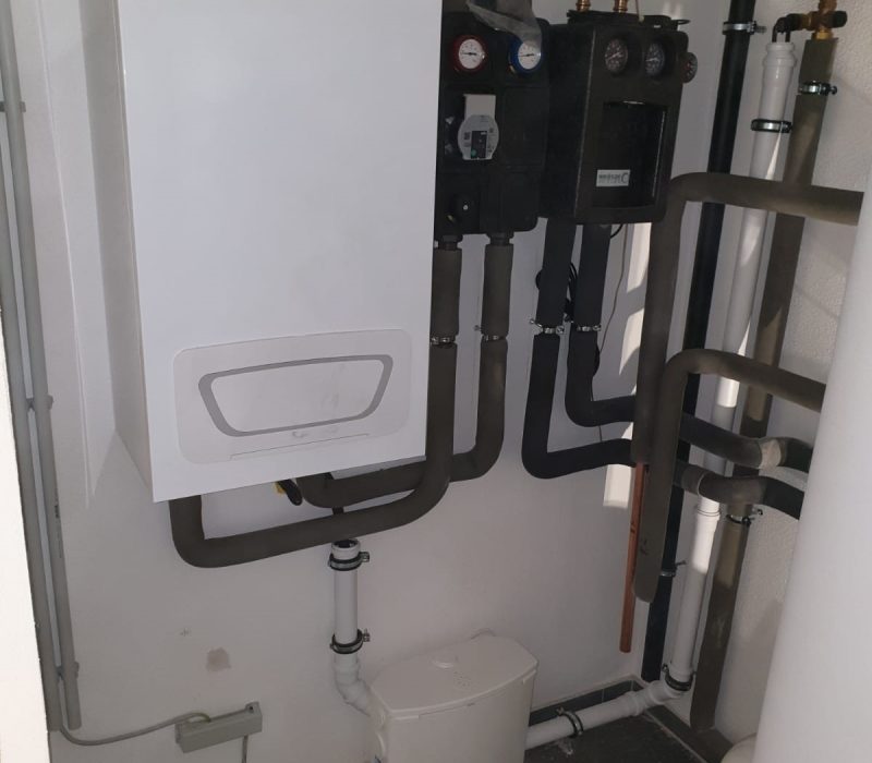 Montage-Hybridheizsystem-Brötje-WGB-28-Evo-Gas-Brennwertheizung-mit-Solarthermie-in-Seefeld-01
