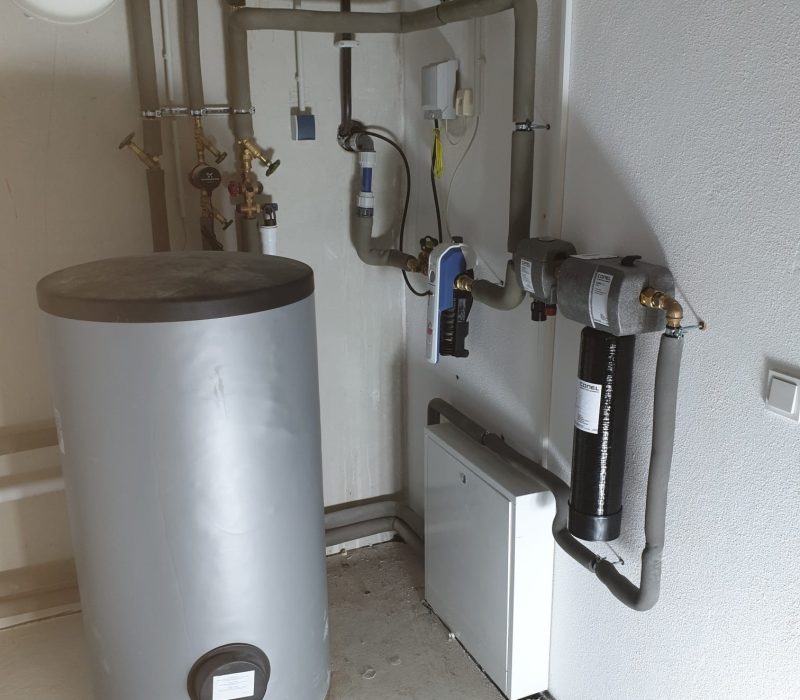 Montage-einer-Luft-Wasser-Wärmepumpe-in-München-Laim-02